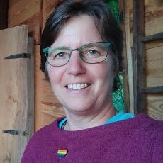 Maike Hauschild lächelt freundlich. Im Hintergrund ist eine Holzwand.